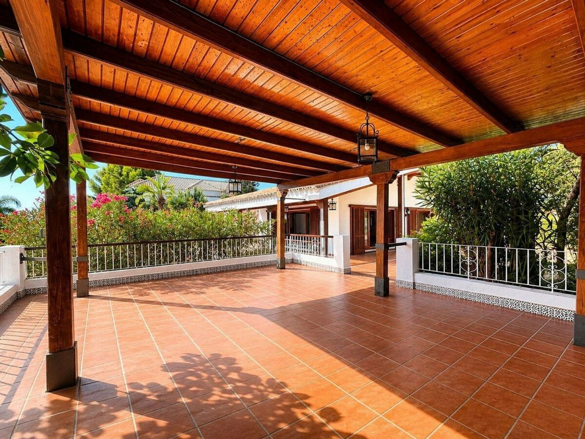 Single-level villa with pool to renovate in Rio Real, Marbella East