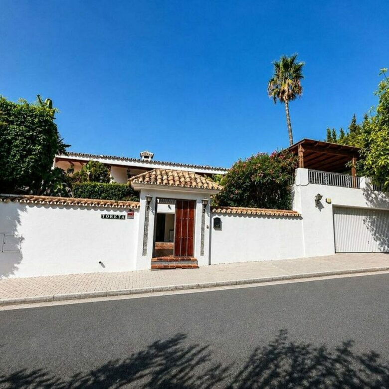 Single-level villa with pool to renovate in Rio Real, Marbella East