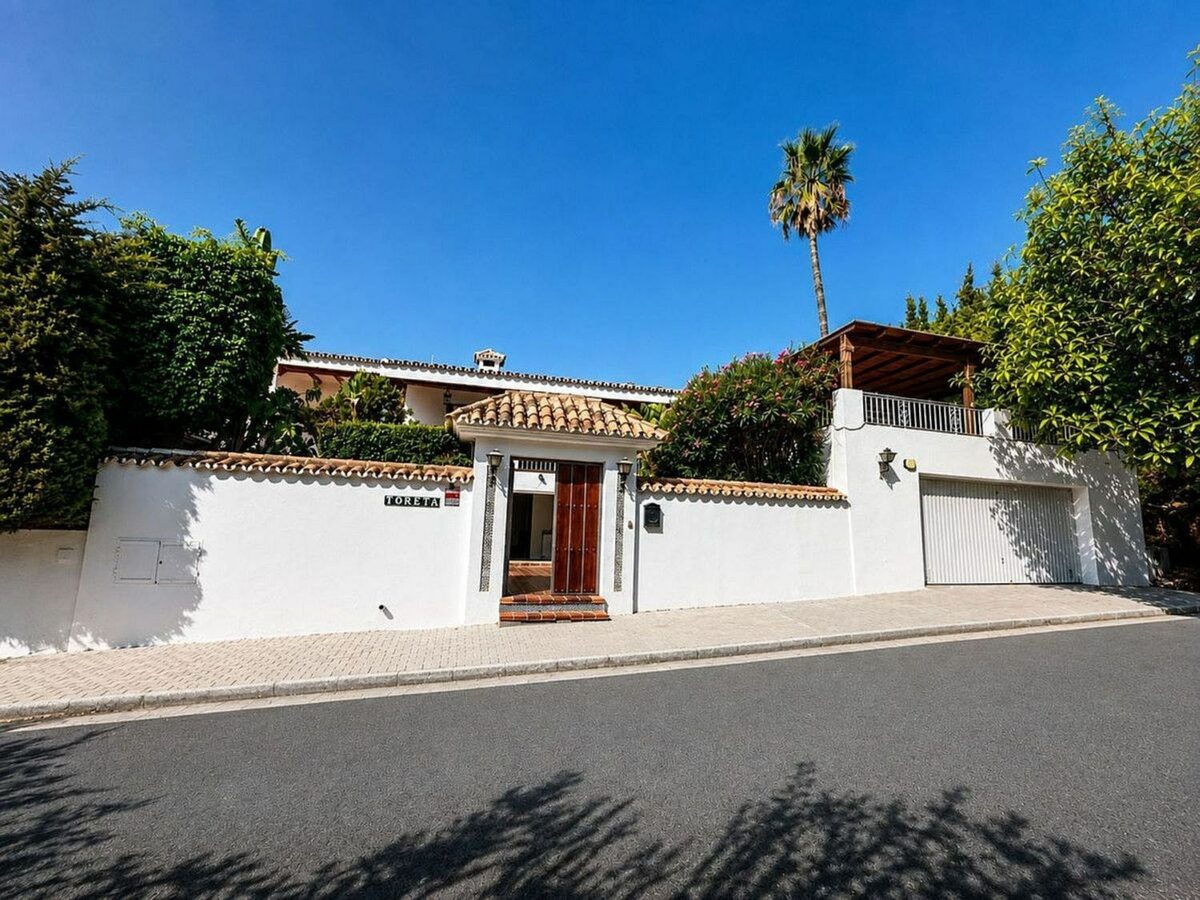 Single-level villa with pool to renovate in Rio Real, Marbella East