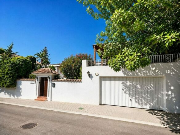 Single-level villa with pool to renovate in Rio Real, Marbella East