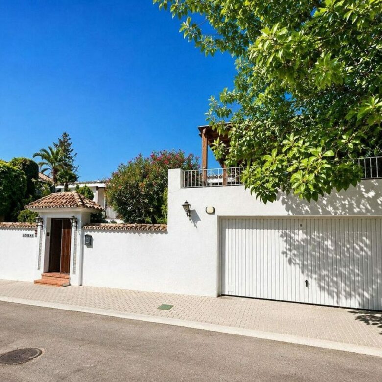 Single-level villa with pool to renovate in Rio Real, Marbella East