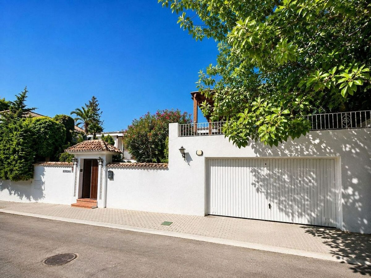 Single-level villa with pool to renovate in Rio Real, Marbella East
