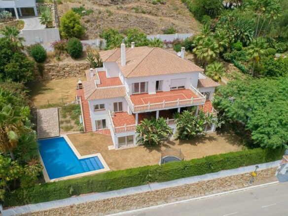 Six bedroom villa on a 2000 m2 plot with sea and golf views El Paraiso Alto Benahavis
