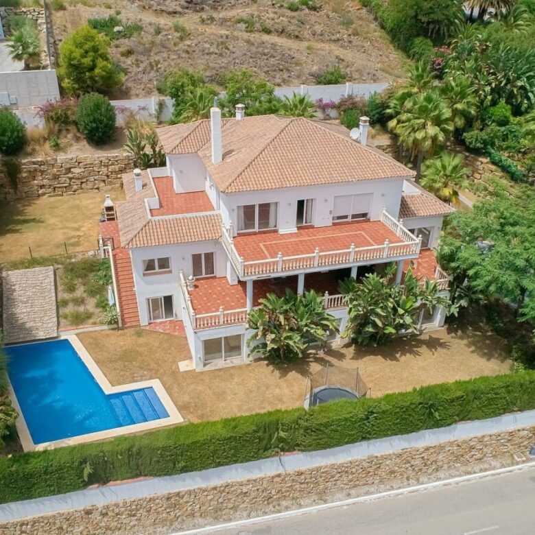 FOR SALE 🏡 Six-Bedroom Villa on a 2,000 m² Plot with Sea and Golf Views – El Paraíso Alto, Benahavís 🇪🇸