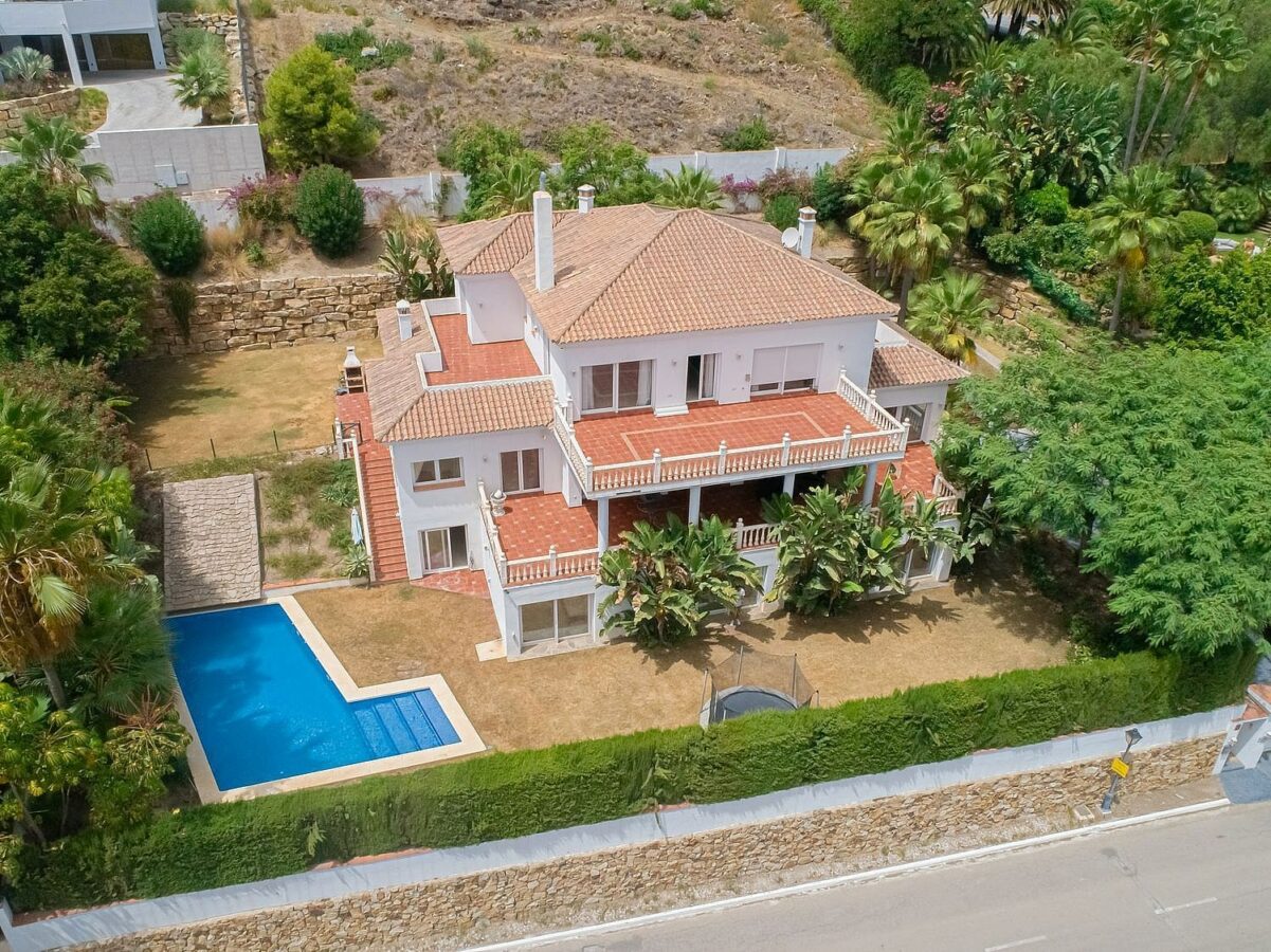 Six bedroom villa on a 2000 m2 plot with sea and golf views El Paraiso Alto Benahavis