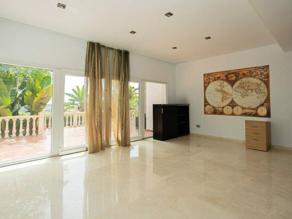 Six bedroom villa on a 2000 m2 plot with sea and golf views El Paraiso Alto Benahavis