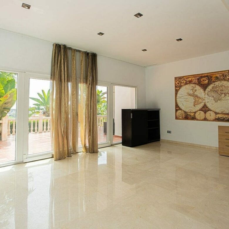 Six bedroom villa on a 2000 m2 plot with sea and golf views El Paraiso Alto Benahavis