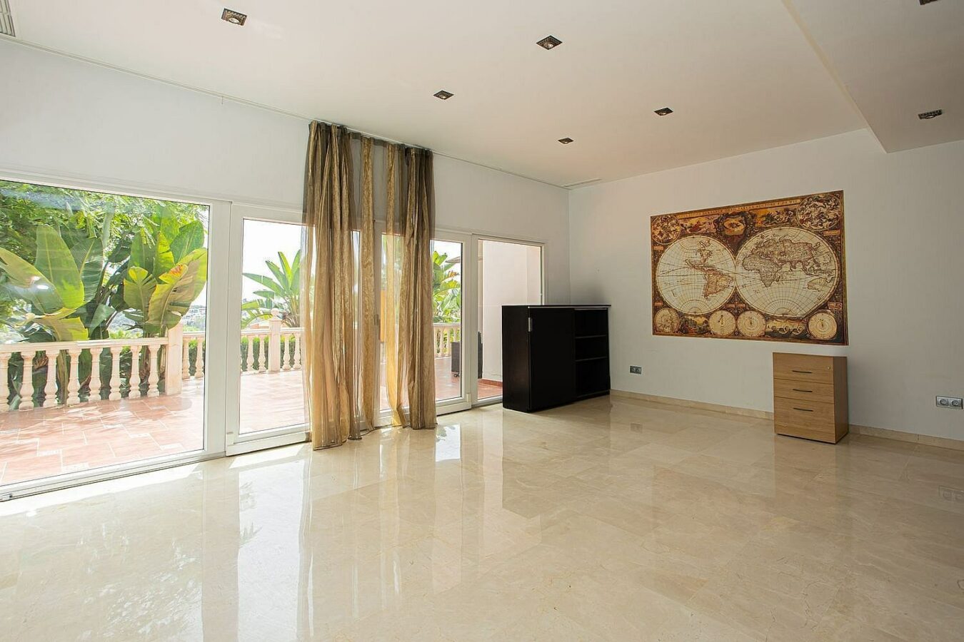 Six bedroom villa on a 2000 m2 plot with sea and golf views El Paraiso Alto Benahavis