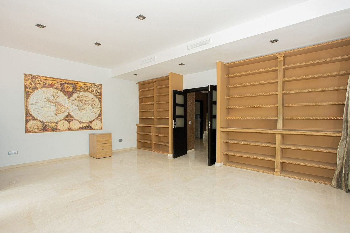 Six bedroom villa on a 2000 m2 plot with sea and golf views El Paraiso Alto Benahavis