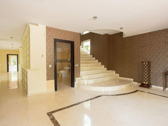 Six bedroom villa on a 2000 m2 plot with sea and golf views El Paraiso Alto Benahavis