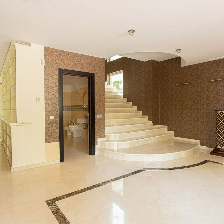 Six bedroom villa on a 2000 m2 plot with sea and golf views El Paraiso Alto Benahavis