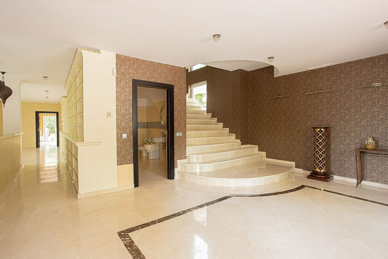 Six bedroom villa on a 2000 m2 plot with sea and golf views El Paraiso Alto Benahavis