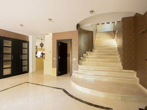 Six bedroom villa on a 2000 m2 plot with sea and golf views El Paraiso Alto Benahavis