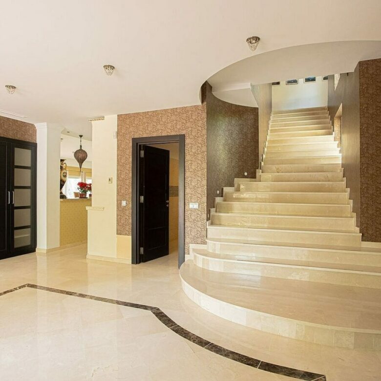 Six bedroom villa on a 2000 m2 plot with sea and golf views El Paraiso Alto Benahavis