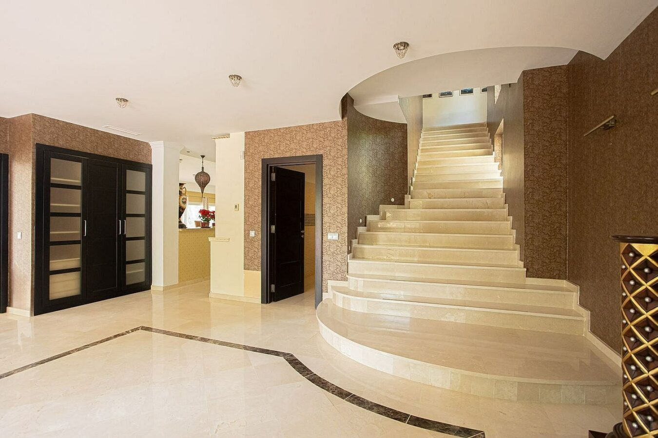 Six bedroom villa on a 2000 m2 plot with sea and golf views El Paraiso Alto Benahavis