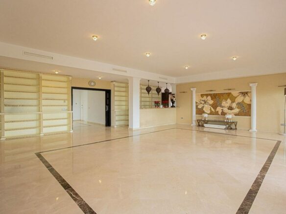 Six bedroom villa on a 2000 m2 plot with sea and golf views El Paraiso Alto Benahavis