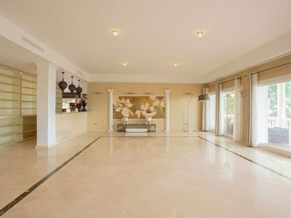 Six bedroom villa on a 2000 m2 plot with sea and golf views El Paraiso Alto Benahavis