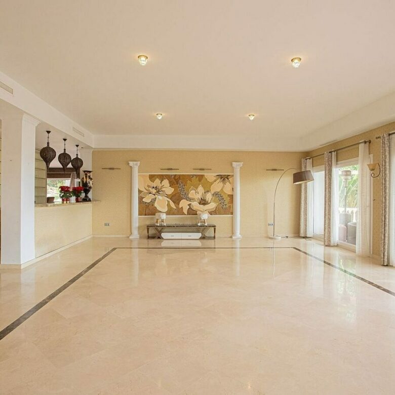 Six bedroom villa on a 2000 m2 plot with sea and golf views El Paraiso Alto Benahavis