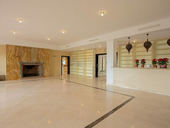 Six bedroom villa on a 2000 m2 plot with sea and golf views El Paraiso Alto Benahavis