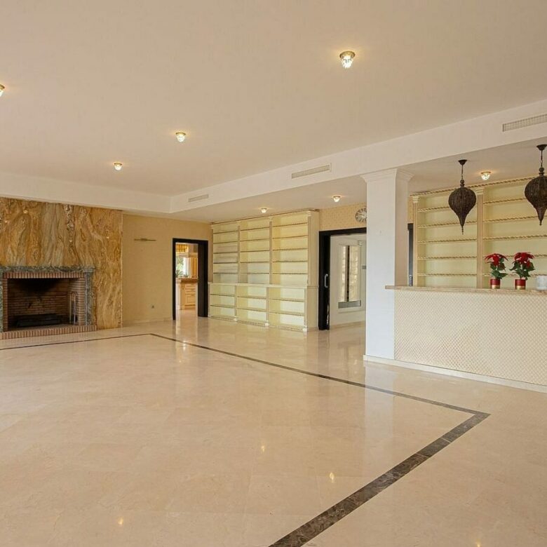 Six bedroom villa on a 2000 m2 plot with sea and golf views El Paraiso Alto Benahavis