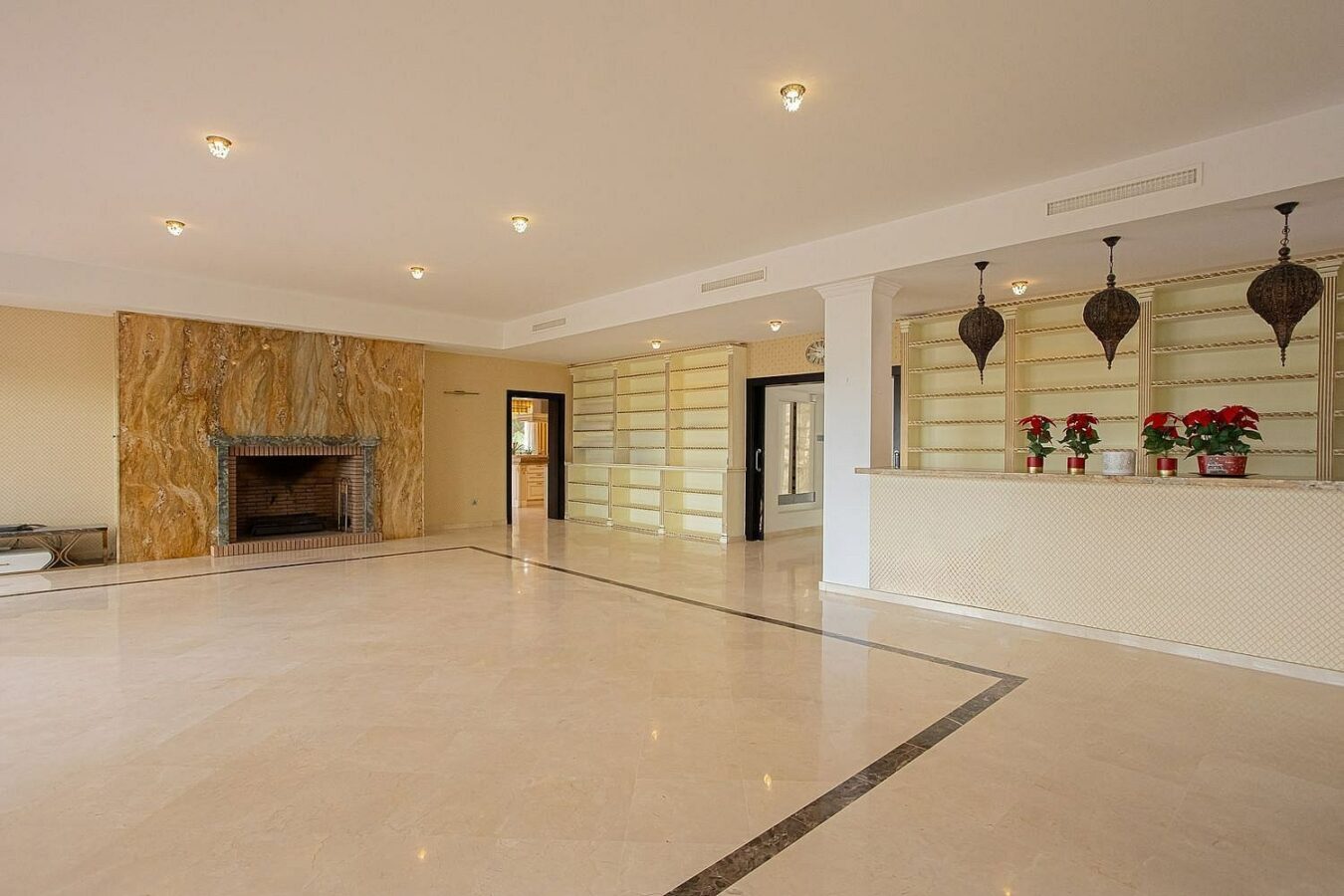 Six bedroom villa on a 2000 m2 plot with sea and golf views El Paraiso Alto Benahavis