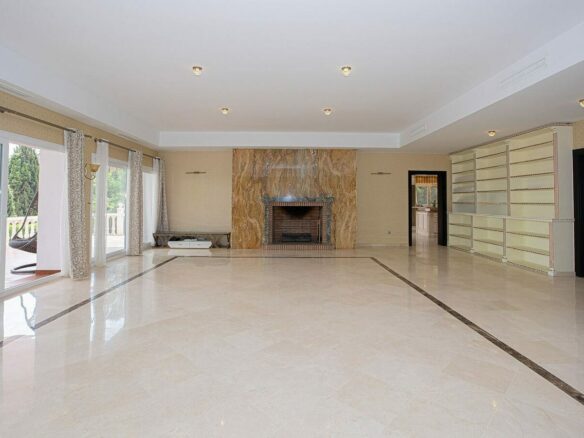 Six bedroom villa on a 2000 m2 plot with sea and golf views El Paraiso Alto Benahavis