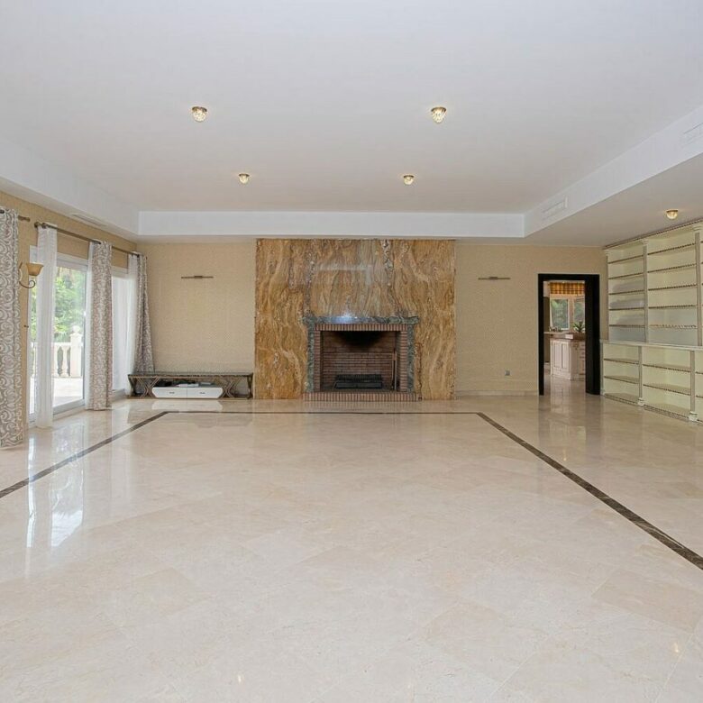 Six bedroom villa on a 2000 m2 plot with sea and golf views El Paraiso Alto Benahavis