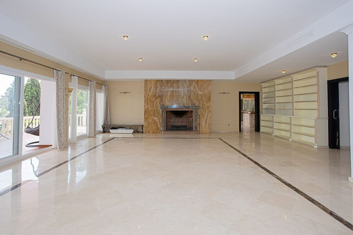 Six bedroom villa on a 2000 m2 plot with sea and golf views El Paraiso Alto Benahavis