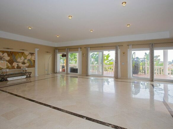 Six bedroom villa on a 2000 m2 plot with sea and golf views El Paraiso Alto Benahavis