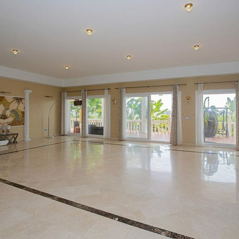 Six bedroom villa on a 2000 m2 plot with sea and golf views El Paraiso Alto Benahavis
