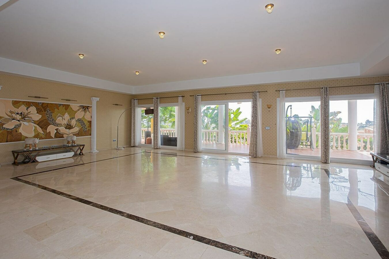 Six bedroom villa on a 2000 m2 plot with sea and golf views El Paraiso Alto Benahavis