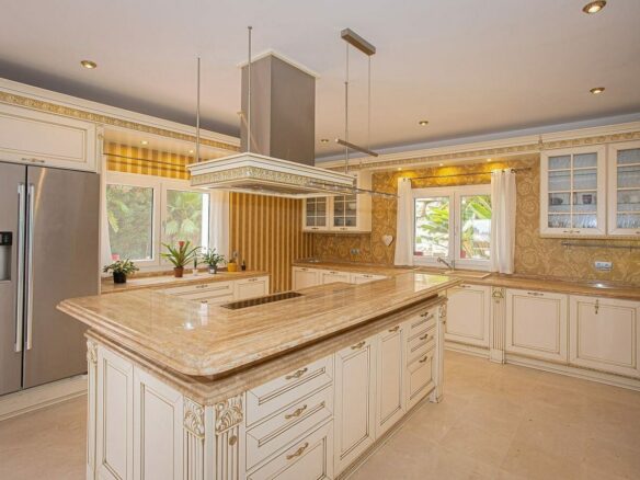Six bedroom villa on a 2000 m2 plot with sea and golf views El Paraiso Alto Benahavis