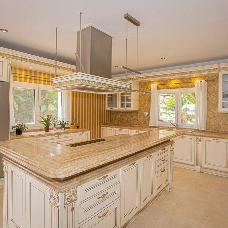 Six bedroom villa on a 2000 m2 plot with sea and golf views El Paraiso Alto Benahavis