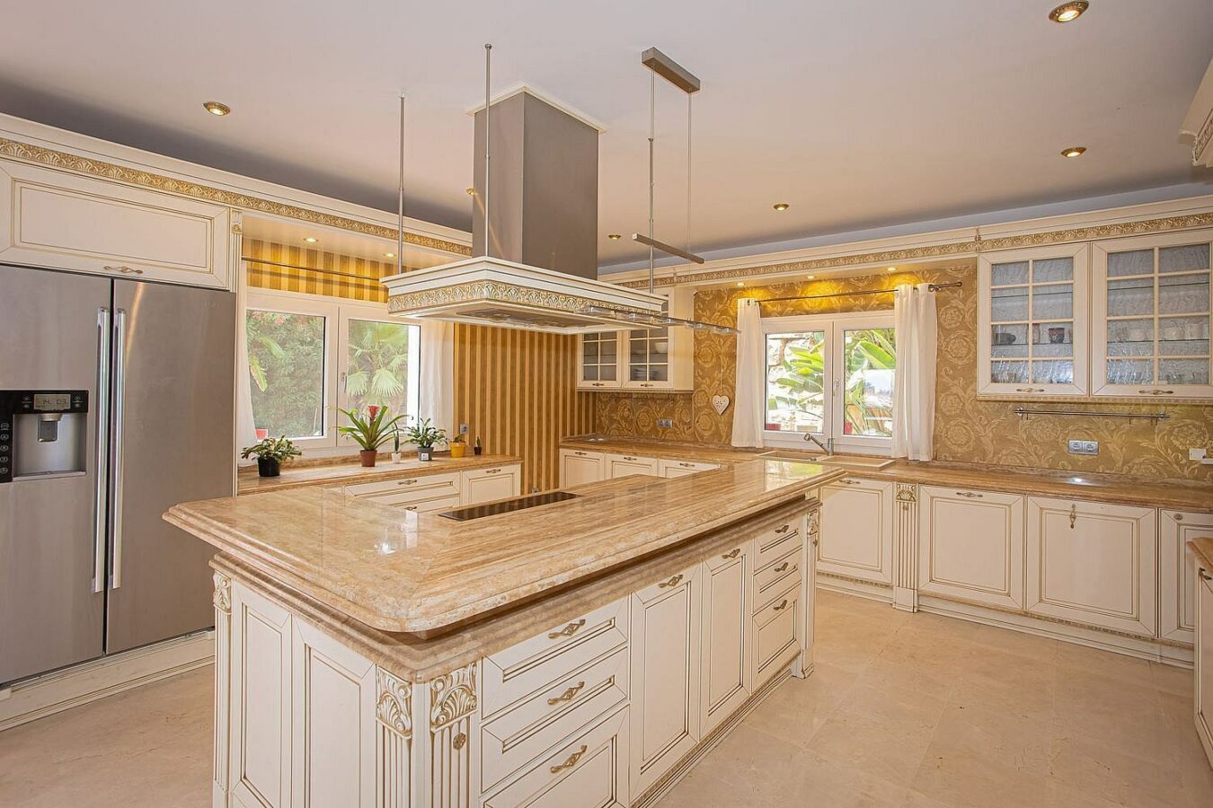 Six bedroom villa on a 2000 m2 plot with sea and golf views El Paraiso Alto Benahavis