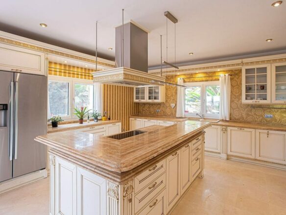 Six bedroom villa on a 2000 m2 plot with sea and golf views El Paraiso Alto Benahavis