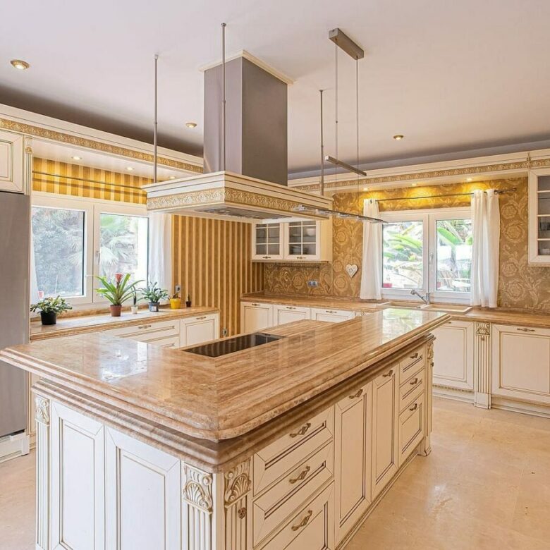 Six bedroom villa on a 2000 m2 plot with sea and golf views El Paraiso Alto Benahavis