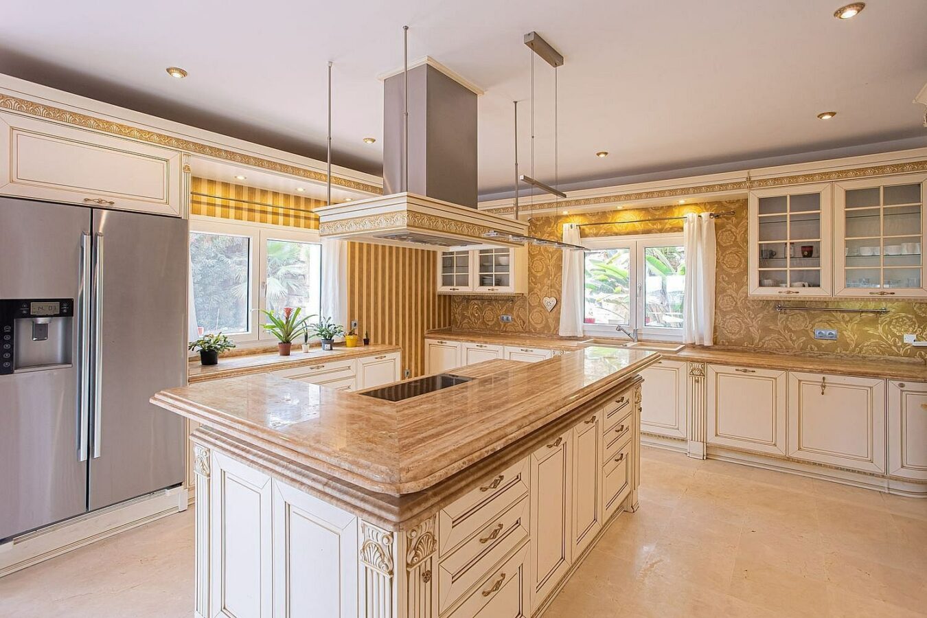 Six bedroom villa on a 2000 m2 plot with sea and golf views El Paraiso Alto Benahavis