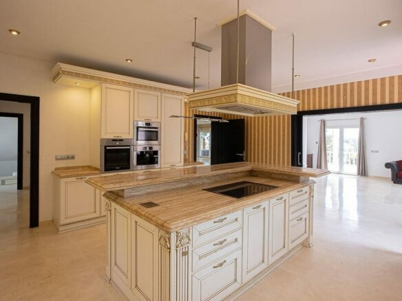 Six bedroom villa on a 2000 m2 plot with sea and golf views El Paraiso Alto Benahavis