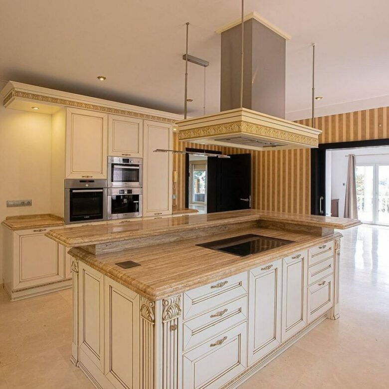 Six bedroom villa on a 2000 m2 plot with sea and golf views El Paraiso Alto Benahavis