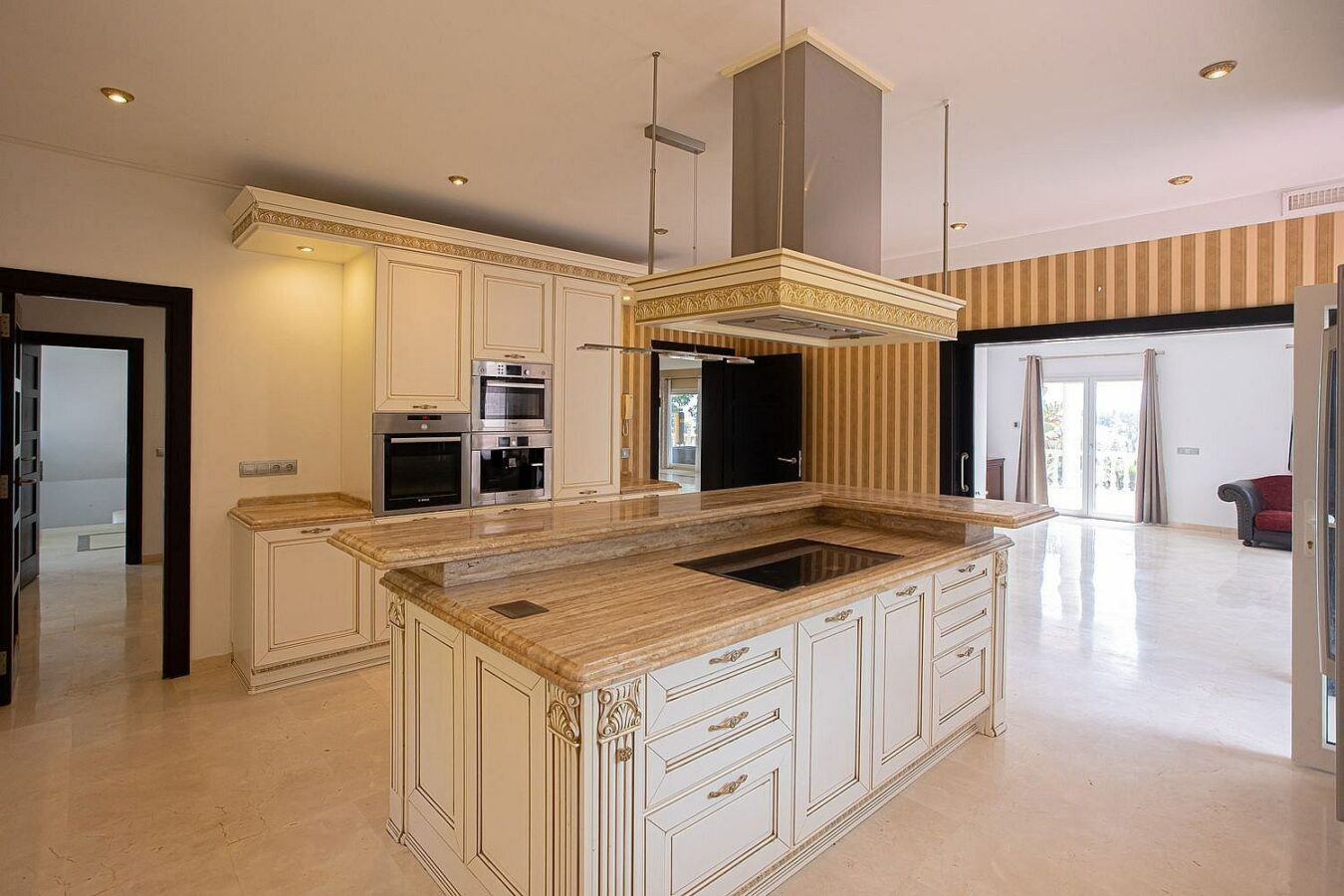 Six bedroom villa on a 2000 m2 plot with sea and golf views El Paraiso Alto Benahavis