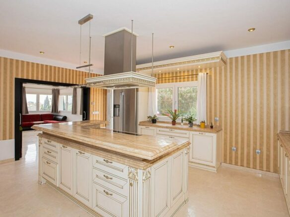 Six bedroom villa on a 2000 m2 plot with sea and golf views El Paraiso Alto Benahavis