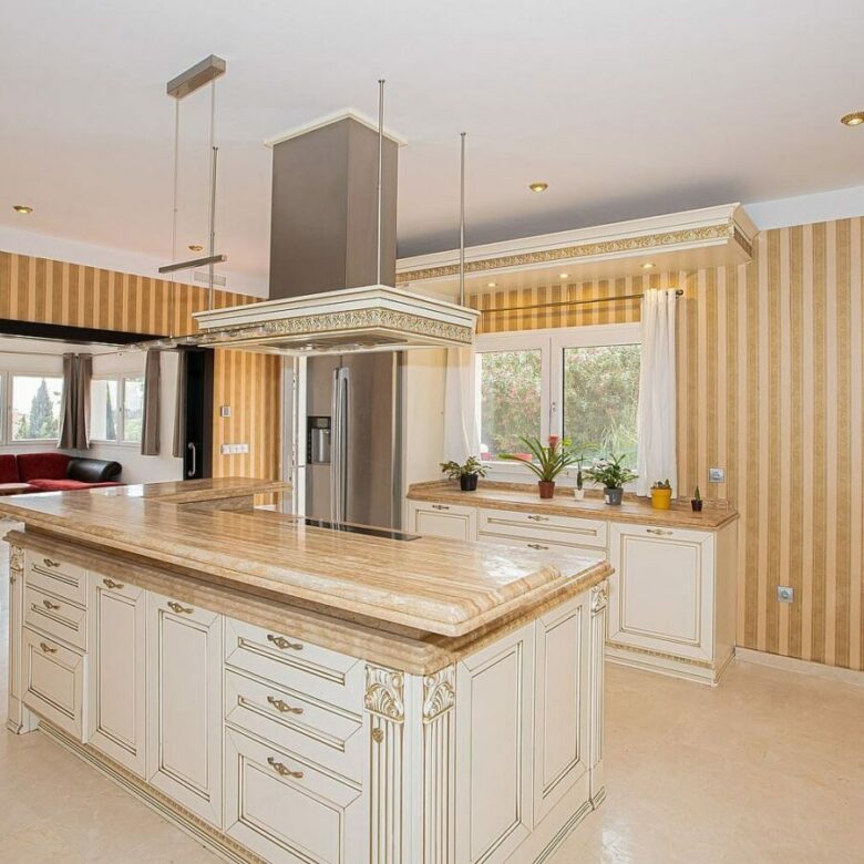 Six bedroom villa on a 2000 m2 plot with sea and golf views El Paraiso Alto Benahavis