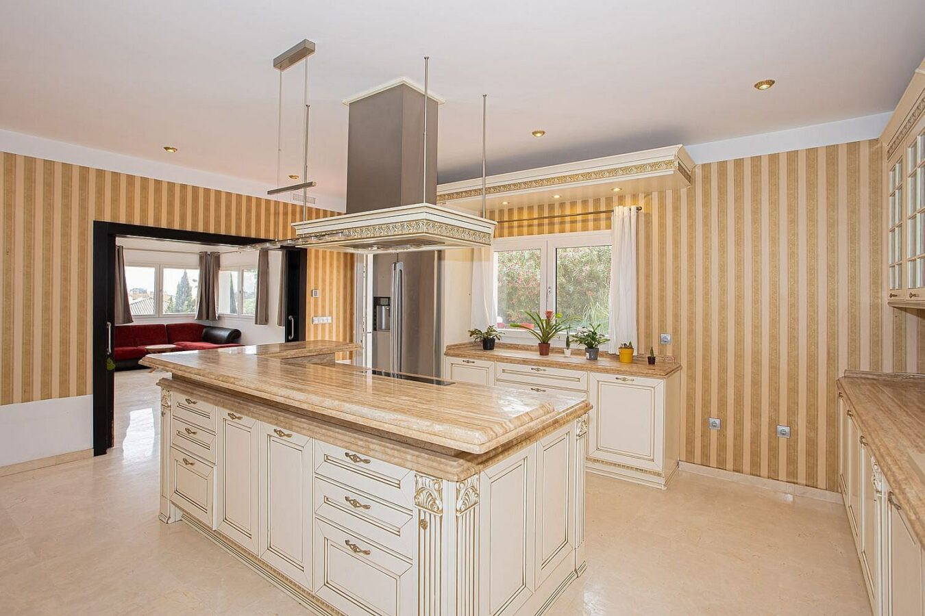 Six bedroom villa on a 2000 m2 plot with sea and golf views El Paraiso Alto Benahavis