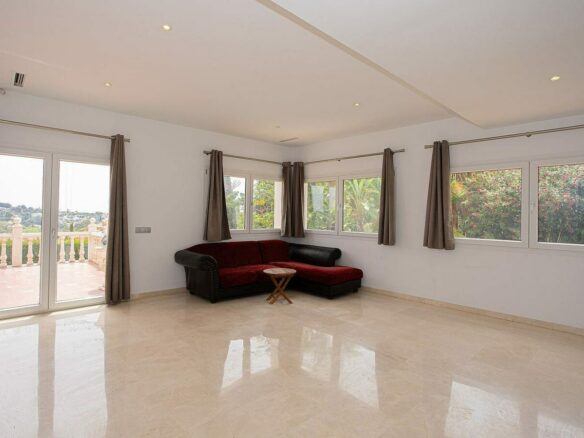 Six bedroom villa on a 2000 m2 plot with sea and golf views El Paraiso Alto Benahavis