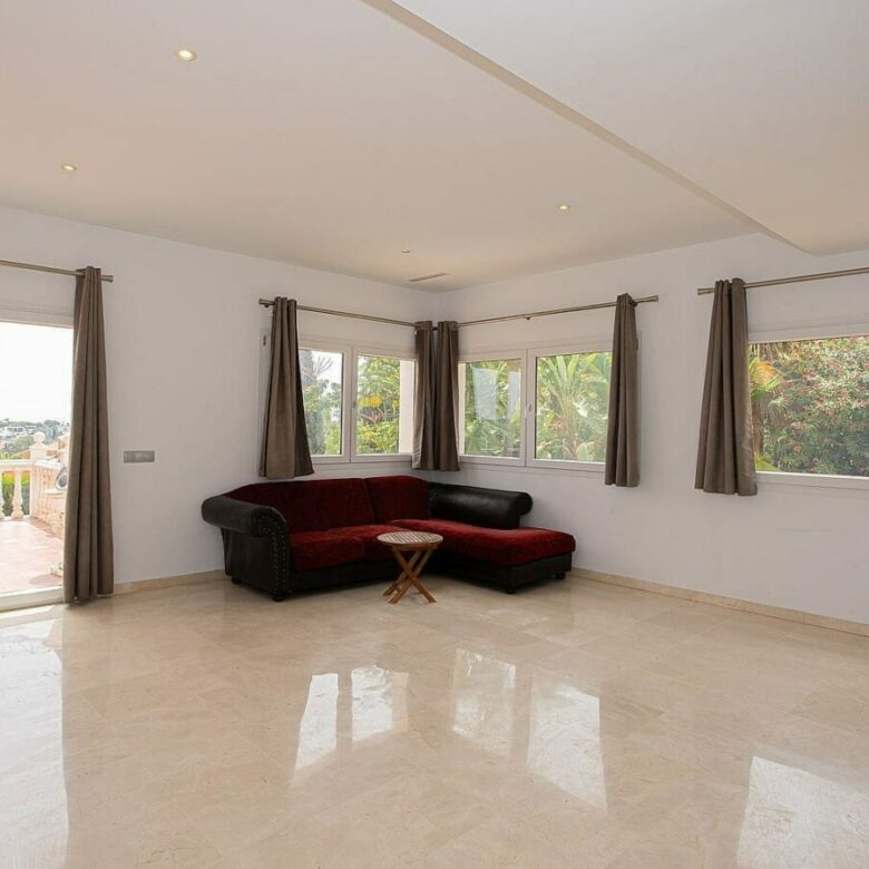 Six bedroom villa on a 2000 m2 plot with sea and golf views El Paraiso Alto Benahavis