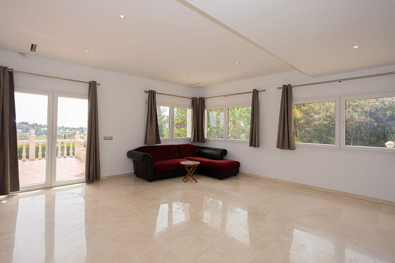 Six bedroom villa on a 2000 m2 plot with sea and golf views El Paraiso Alto Benahavis