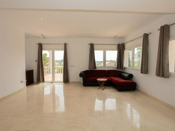Six bedroom villa on a 2000 m2 plot with sea and golf views El Paraiso Alto Benahavis
