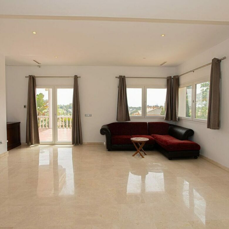 Six bedroom villa on a 2000 m2 plot with sea and golf views El Paraiso Alto Benahavis