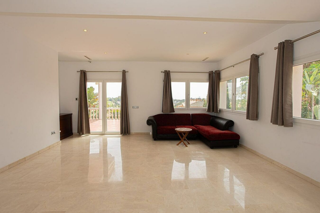 Six bedroom villa on a 2000 m2 plot with sea and golf views El Paraiso Alto Benahavis