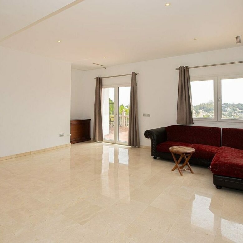 Six bedroom villa on a 2000 m2 plot with sea and golf views El Paraiso Alto Benahavis